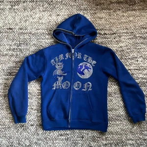 Aim for the moon zip - Säljer pågrund av att den inte kommer till användning. Inga defekter alls! Kontakta för mer info 