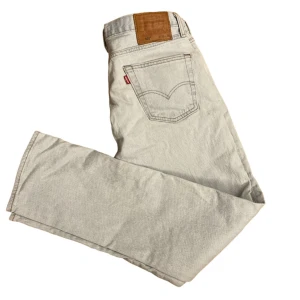 Levis jeans ljusblåa - Knappt använda Levis byxor. 9/10 condition säljer då dom är för små. Storlek W30 L32 Jeansen har en mer ljusblå färg som passar till nästan allt. Har du fler frågor är det bara att höra av dig