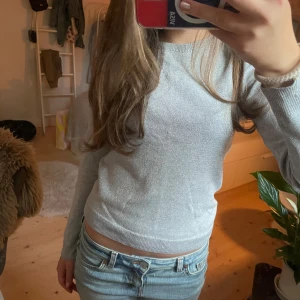 Glittrig långärmad  - En jätte fin glittrig långärmad från Monki st Xs. Använt några gånger så ganska bra skick💗 