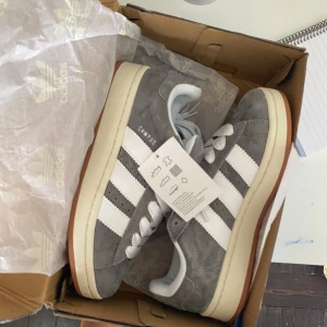 Säljer helt nya adidas campus 00s (oandvända) - Helt nya adidas campus 00s! Säljer dom då jag råkade köpa två och inte kommer ha andvändning för två. Priset kan diskuteras🫶🏻💕