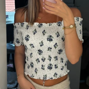 Söt offshoulder topp - Offshoulder topp minns inte vart den är ifrån tyvärr men storleken är xs Använd max 3 gånger annars bara legat i garderoben 