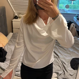 Vit blus ginatricot  - Använd en gång så fint skick