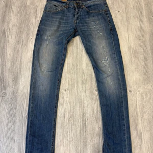 Dondup jeans  - Otroligt snygga Dondup George jeans! Nyskick utan nån tvekan. Eventuella byten kan vara intressanta!