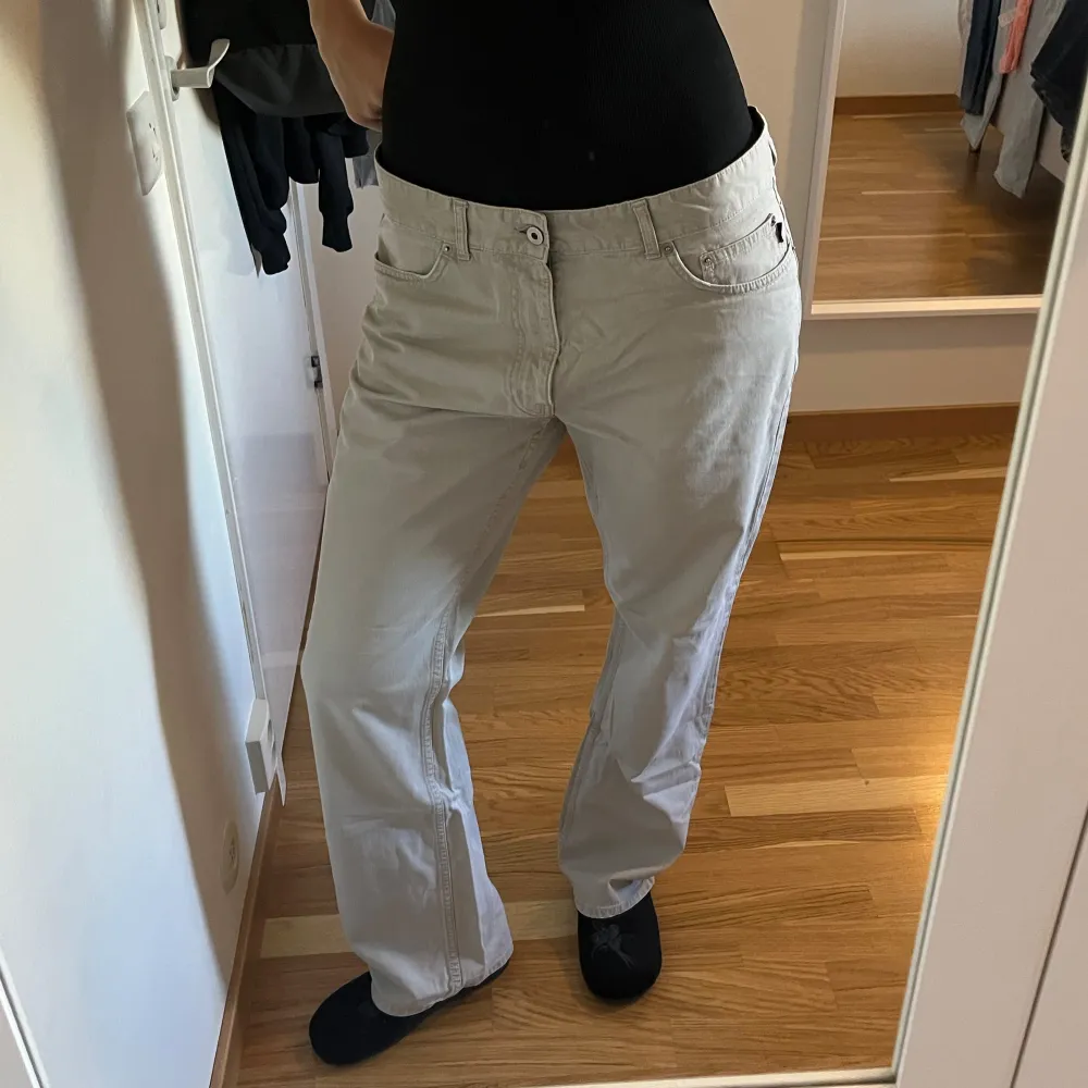 Beige jeans från Polo i storlek 36/32. Passar perfekt på mig som har M/L, använt ett par gånger men bra skick.. Jeans & Byxor.