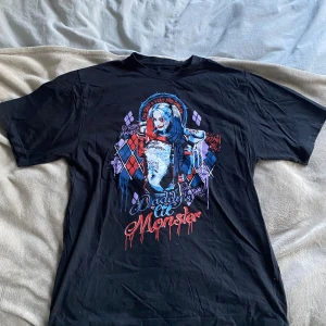 Tröja  - Tröja med Harley Queen tryck. Använd fåtal gånger