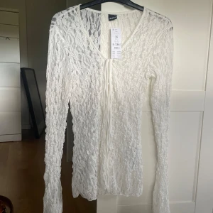Spets blus - Jätte fin spets blus!!! Från Gina Tricot i st xs💕 säljer pga att den inte kommit till användning. 