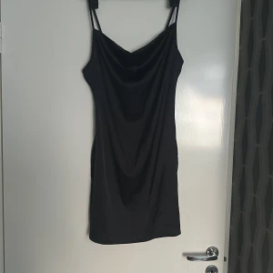 Satin klänning - En lite kortare satin klänning i storlek S. Helt oanvänd. 
