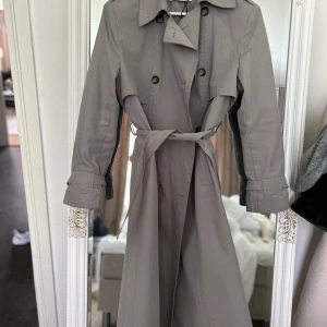 Trenchkappa  - En grå Trench använd en gång i våras 