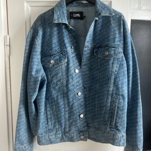 Karl Lagerfeld Jacka - Världens coolaste jeans jacka från Karl Lagerfeld. Helt nytt skick utan några defekter alls. Köpt för 4400kr. Säljer då den tyvärr inte kommer till användning.💕