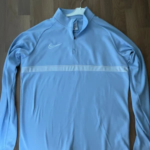 Nike Dri Fit - Knappt använd och är i bra skick👌🏽Väldigt bekväm och sitter bra för din storlek.