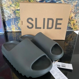 Yeezy slide - Säljer nu dessa riktigt snygga yeezy slides onyx 🙌 Jag köpte de på det sista droppet på ADIDAS CONFIRMED. De är 100% äkta. Priset går att diskutera 🤝