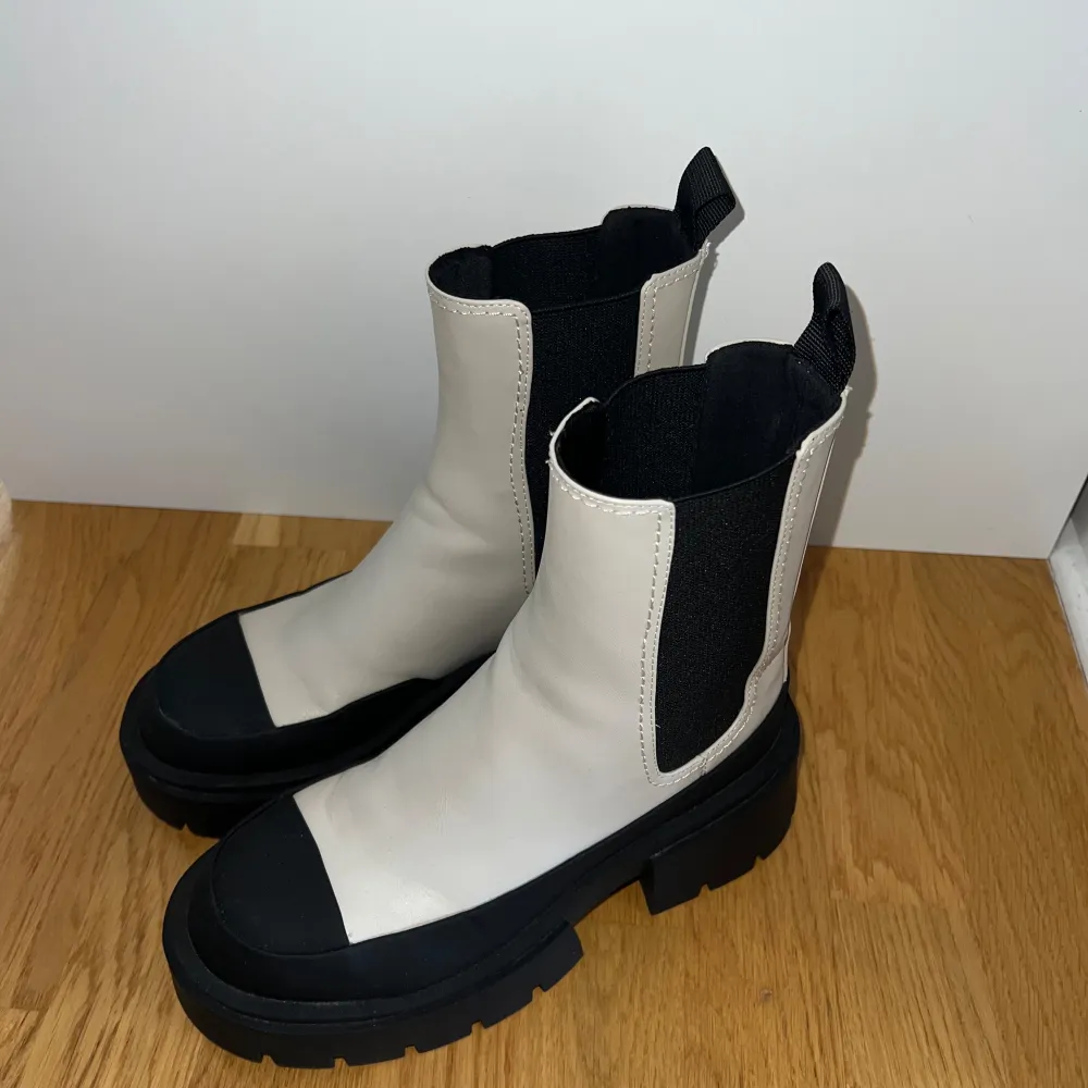 Boots från H&M i strl 37, använda ett fåtal gånger och i fint skick. Skor.