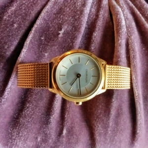 Dam klocka Calvin Klein  - Snygg Stilren damklocka ifrån Calvin Klein, fungerar utmärkt, använt fåtal ggr. Guldfärgad. Material stainless steel. Justerbart armband." Passar alla" äkta så klart! 😄