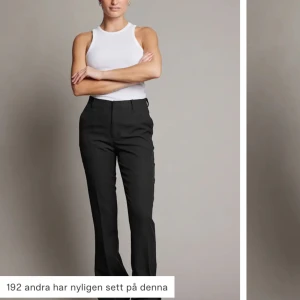 Kostymbyxor  - Högmidjade kostymbyxor från bikbok. Inga fula märken eller fläckar💕