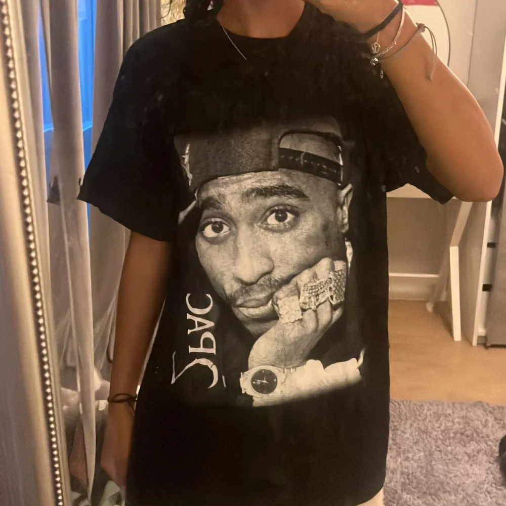 Relativ oanvänd tupac tröja. Sitter som en oversized S/ normal M. Jätte fin att stila sina outfits med o ger en ”cool” detalj. Passar både män och kvinnor.. T-shirts.