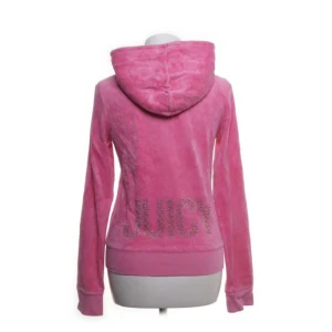 Rosa juicy couture hoodie - Jättefin y2k vintage juicy couture zip up. Köpt nu i juli från sellpy för 600kr. . Den är i storlek medium. Säljer eftersom jag ska byta stil och hellre köper annat!❤️