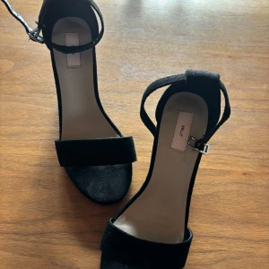 Svarta klackskor - Ett par supersnygga klackskor från Nelly i 6cm hög klack! Endast använd vid ett tillfälle🥰