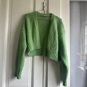 Kofta - Sparsamt använd kofta från Zara i storlek S. 