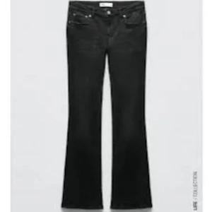 SÖKER ZARA JEANS  - Söker dessa svarta low rise jeans ifrån zara! storleken ska vara antingen 32 eller 34. 