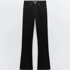 Zara jeans - Bootcut jeans från zara! Slitna längst ner, därav priset. Storlek 36 ❣️