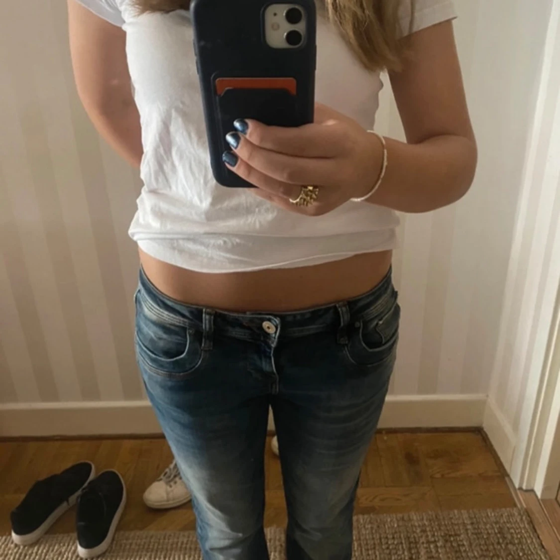 Blå jeans med låg midja