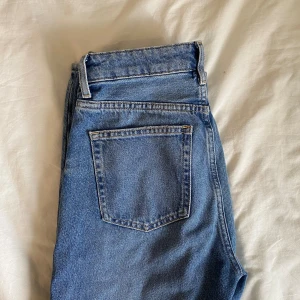 H&M Jeans  - Blåa fina jeans med hål på knäna från hm Aldrig använda så i nyskick💕 