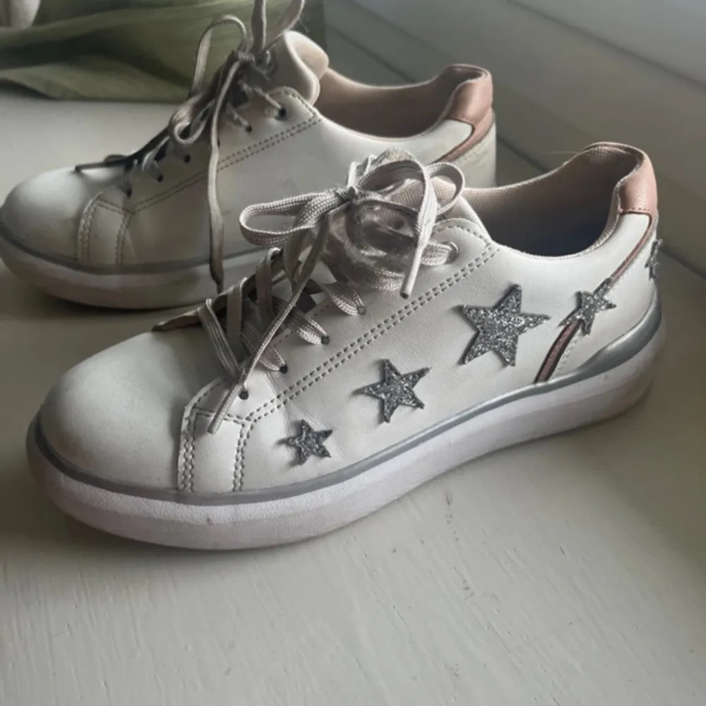 Snygg sneakers med stjärnor på⭐️💗, köpta second hand men bra skick. Skor.