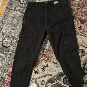 Cargo byxor  - Knappt använd liten för mig 