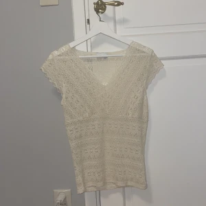 Vit spetsblus från VILA - Säljer en superfin vit spetsblus från VILA. Den har en v-ringad design och är ärmlös, vilket gör den perfekt för sommaren. Blusen är i ett vackert spetsmaterial som ger en romantisk känsla. Passar både till vardags och fest! den är i storlek S. lägger upp igen för vissa kan inte se den💕