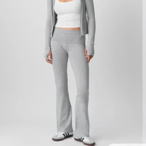 Mjukis - Säljer mina ljusgrå soft touch byxor från gina i storlek XXS, passar XS också. Knappast använda. Nypris 360. Kan köpas med en tröja i samma färg från Lager för 20kr extra (XS). Kan skicka mer bilder på allt privat