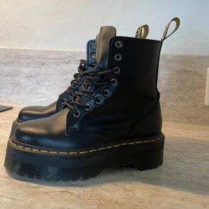 Dr. Martens JADON - Säljer dessa skor då det inte kommer till någon användning! Ser helt nya ut och är i storlek 36! Nypris 2400kr. Pris kan diskuteras!