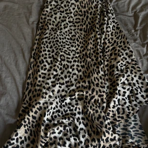 Leopardkjol  - Leopardkjol från Gina tricot, storlek S men man knyter själv så passar nog många! Oanvänd 