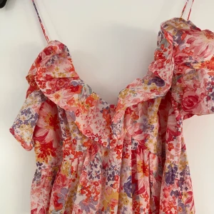 Blommig klänning.  - Fin blommig långklänning som aldrig är använd. 