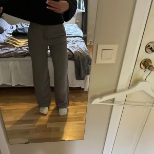 Gråa kostymbyxor  - Snygga lågmidjade kostymbyxor, gråa som tyvärr är för små för mig 