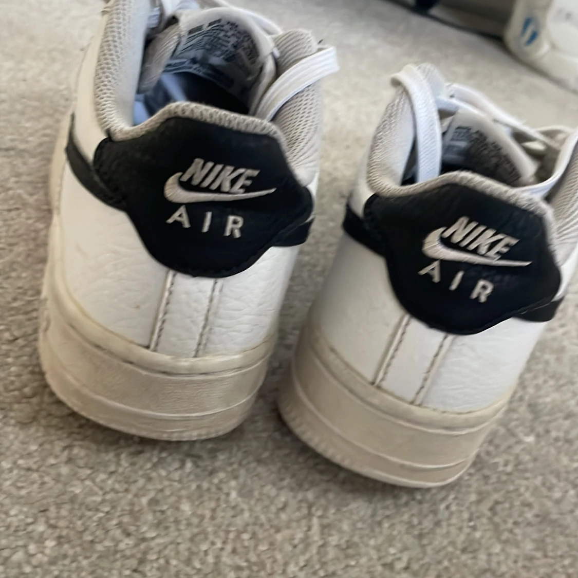 Jag säljer nu mina Air force 1 för att dem inte passar. Ganska bra kvalitet men som man ser på bilderna så är skorna väll använda. Jag säljer dem för 250 box ingår inte🍇👍 - 92