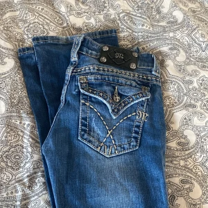 LÅGMIDJADE BOOTCUT MISS ME - Jättesnygga lågmidjade bootcut miss me i modellen ”boot”. Fint skick, alla knappar kvar och gylf som fungerar. Säljer då dom tyvärr var alldeles för små för mig, men verkligen ursnygga! 💋  MIDJEMÅTT: 36cm rakt över INNERBENSLÄNGD: 83cm
