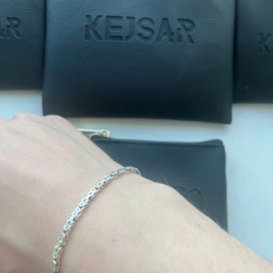 925 Silver Kejsar Armband (Kejsar.se) - Ett glansigt kejsar armband i äkta 925 Silver. Beställt från ”Kejsar.ses” hemsida för 1000:-. Perfekt skick. 925 stämpel finns på låset