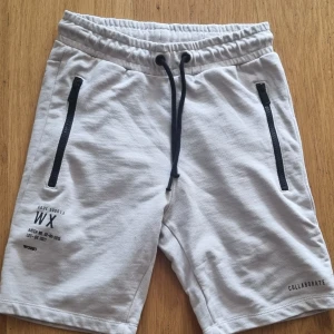 Nya WOXO shorts  - Helt nya oanvända shorts av märket WOXO storlek 146-152 inköpt på Kappahl färgen är beige/vit