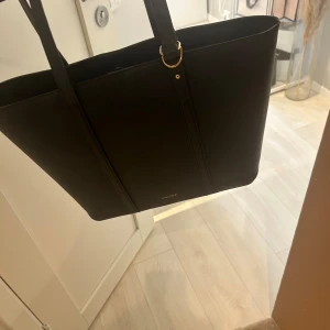 Väska  - Väldigt fin svart väska 