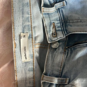Blåa perfect jeans  - Använda men i bra skick, lågmidjade och bra i längden! Storlek 36