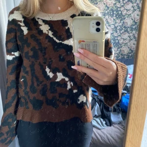 Djurmönstrad tröja - En stickad tröja med djur mönster, använts Max 3 gånger 💕