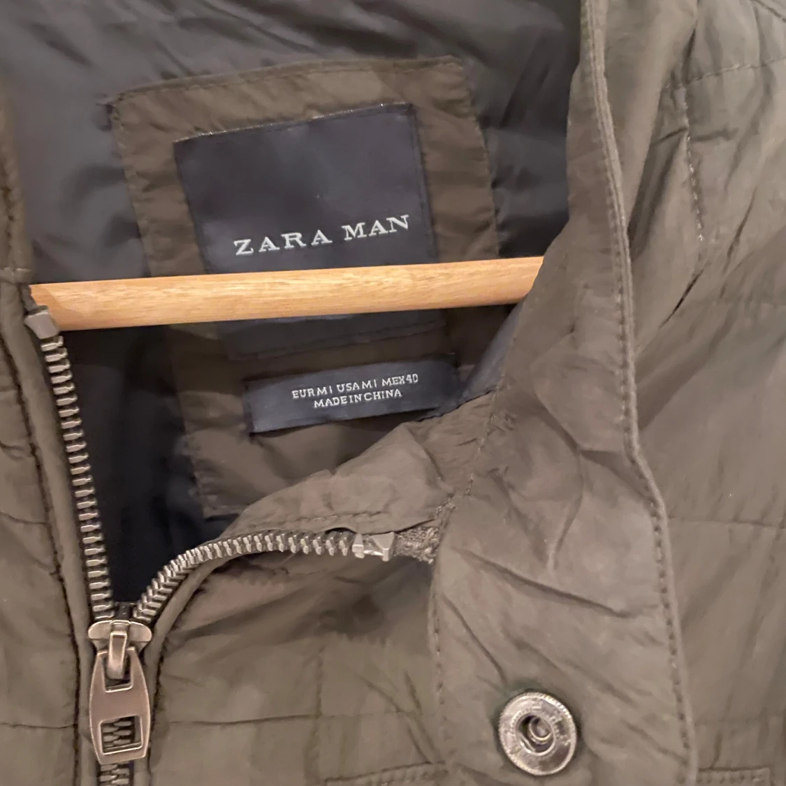 Olivgrön quiltad jacka från Zara Man - 91