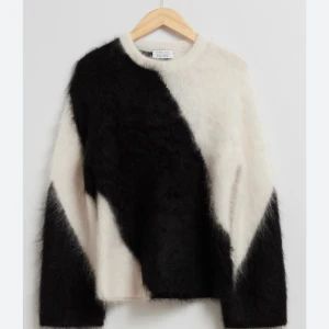 Other stories  - Säljer min populära other stories tröja, den är jätte fin men är inte min still längre där av säljer jag den. Köpt för 1600💞💞