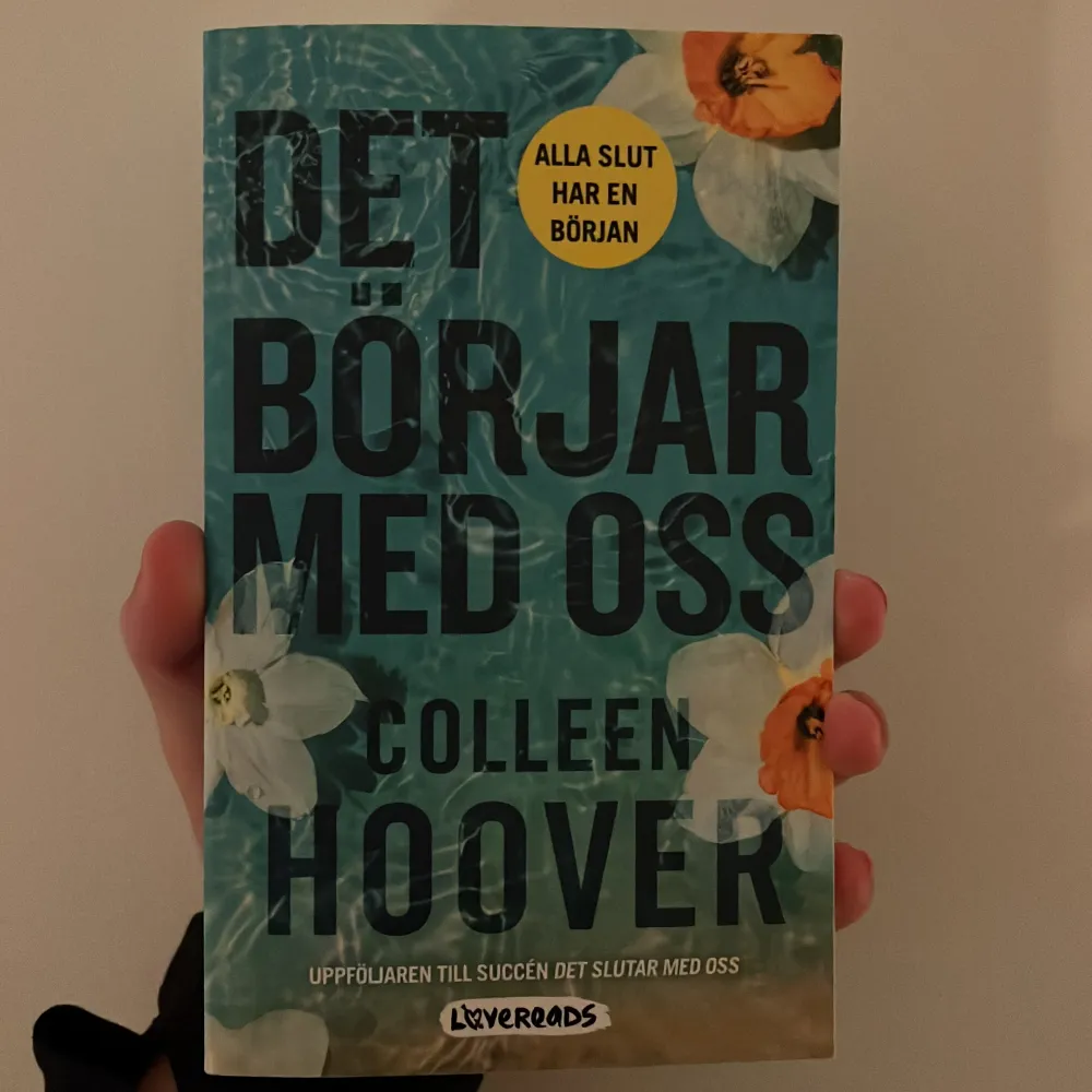 Uppföljaren till ”Det slutar med oss” / ”It ends with us” - på svenska. Endast läst en gång. I jättefint skick, som ny!. Böcker.