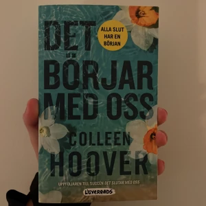 Det börjar med oss - Colleen Hoover - Uppföljaren till ”Det slutar med oss” / ”It ends with us” - på svenska. Endast läst en gång. I jättefint skick, som ny!