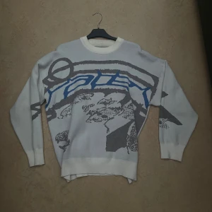 Vit och grå tröja med blått mönster - Bra skick nästan oanvänd, storlek M-L, oversize, vettefan va det är för storlek i plick appen så angav bara nåt random