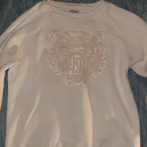 Kenzo tröja - Säljer en snygg kenzo tröja!🙌🏼 Tröjan är i bra skick! Det står att storleken är i XL men den passar den som har S/M då dom gjort fel i storlekarna🤗 tröjan är inte äkta men det finns inget tecken på att den inte skulle vara det💕 pris kan diskuteras vid snabbt köp🥰