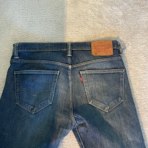 Levi's 520 jeans - Snygga Levi's 520 jeans i en klassisk blå färg. De har en straight passform med fem fickor och en knappgylf. Perfekta för en avslappnad stil. Kommer i storlek 29/32