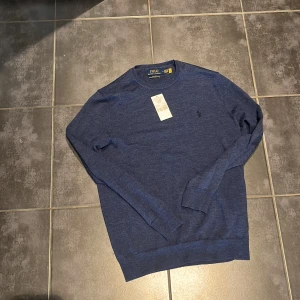 Polo Ralph Lauren sweatshirt  - Säljer min tröja som jag fick i julas då den sitter lite litet på mig storleken är M men passar snarare S/M. Tröjan är i nyskick och köpt i butik för 2395kr
