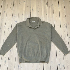 Grön/begie tröja från Zara - Säljer en stilren beige tröja från Zara med krage och långa ärmar. Perfekt för en avslappnad look. 